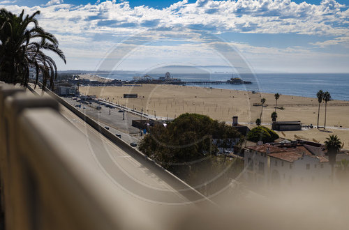 Blick auf den Strand und die Pier in Santa Monica Beach