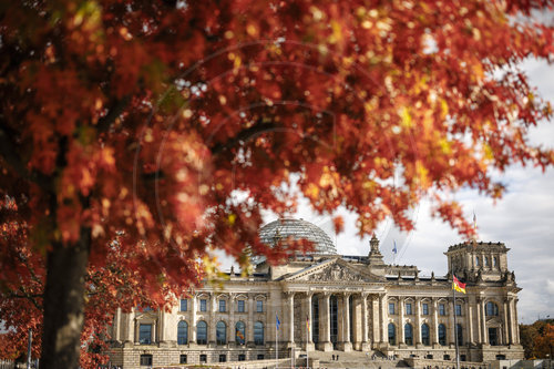 Reichstagsgebaeude im Herbst