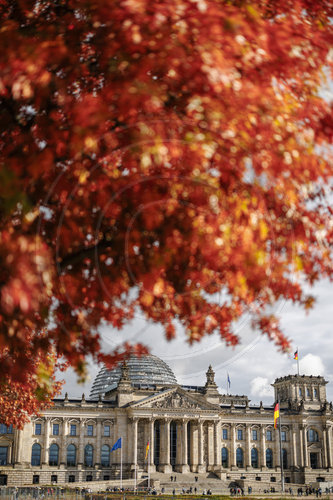 Reichstagsgebaeude im Herbst