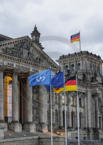 UN Flagge am Reichstag