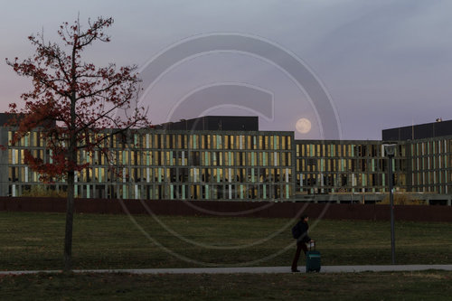 Supermond bei Sonnenuntergang