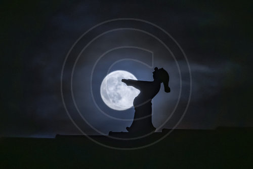 Supermond ueber Berlin