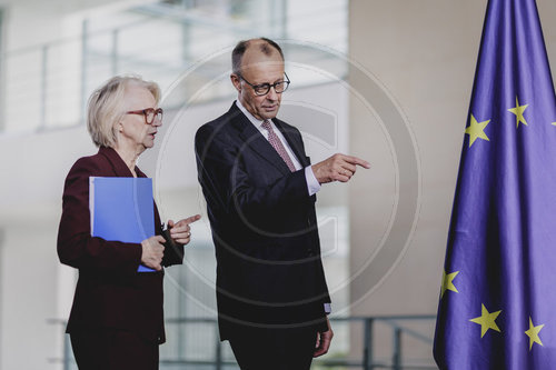 Uebergabe des Jahresgutachtens des Sachverstaendigenrates Wirtschaft an den Bundeskanzler