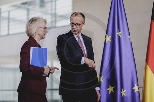 Uebergabe des Jahresgutachtens des Sachverstaendigenrates Wirtschaft an den Bundeskanzler