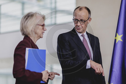 Uebergabe des Jahresgutachtens des Sachverstaendigenrates Wirtschaft an den Bundeskanzler
