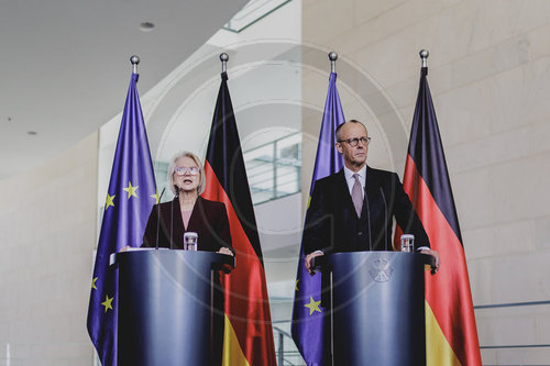 Uebergabe des Jahresgutachtens des Sachverstaendigenrates Wirtschaft an den Bundeskanzler