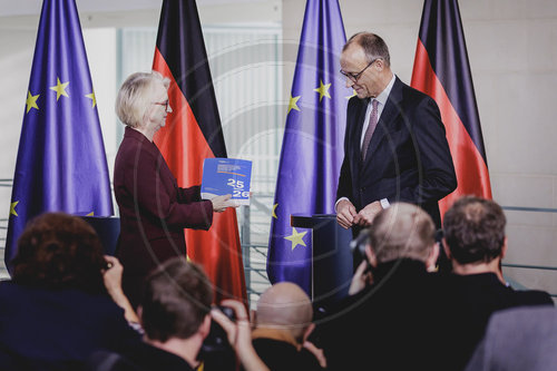 Uebergabe des Jahresgutachtens des Sachverstaendigenrates Wirtschaft an den Bundeskanzler