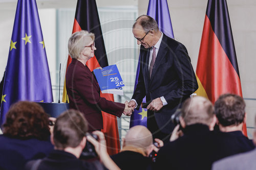 Uebergabe des Jahresgutachtens des Sachverstaendigenrates Wirtschaft an den Bundeskanzler