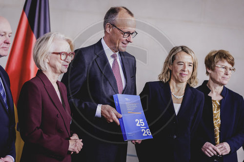 Uebergabe des Jahresgutachtens des Sachverstaendigenrates Wirtschaft an den Bundeskanzler