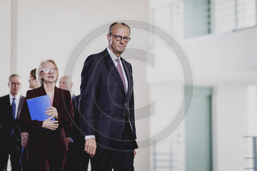 Uebergabe des Jahresgutachtens des Sachverstaendigenrates Wirtschaft an den Bundeskanzler