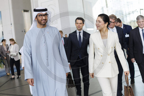 BM Reiche reist in die VAE und nach Katar