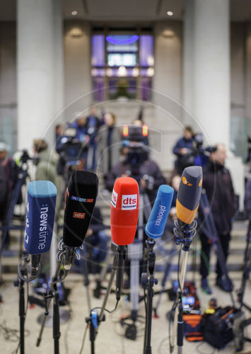 Kamerteams und Journalisten