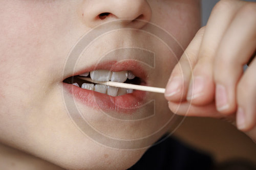 Kind mit Zahnstocher
