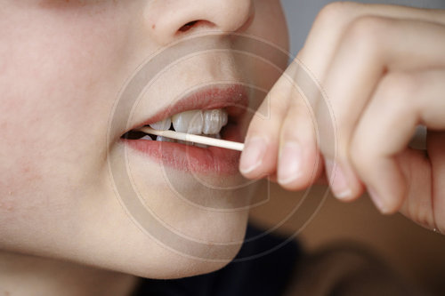 Kind mit Zahnstocher