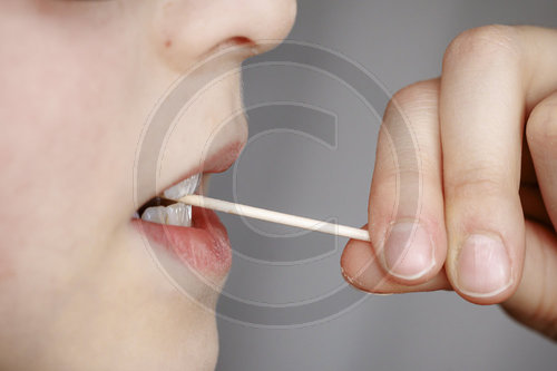 Kind mit Zahnstocher