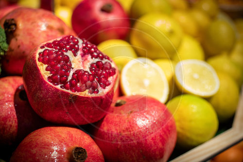 Granataepfel und Zitronen