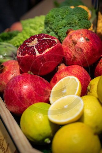 Granataepfel und Zitronen