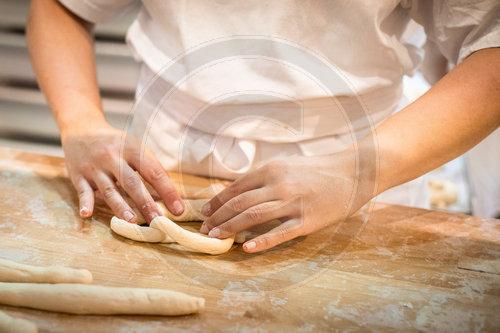 Baeckerin formt Bretzel