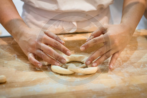 Baeckerin formt Bretzel