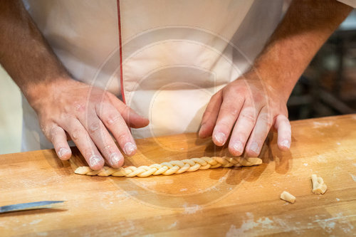 Baecker formt Teig