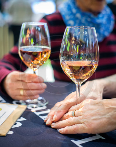 Haende halten Weinglaeser