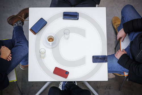 Telefone auf dem Tisch