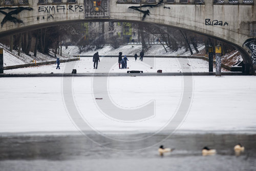 Menschen auf dem Eis