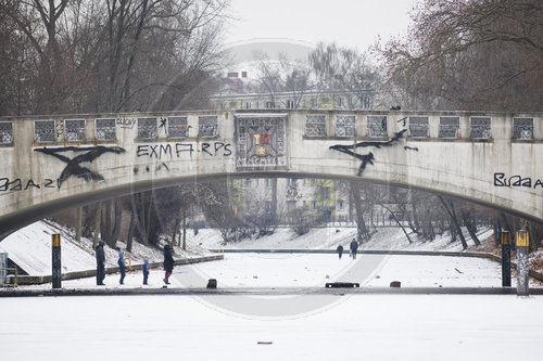Menschen auf dem Eis