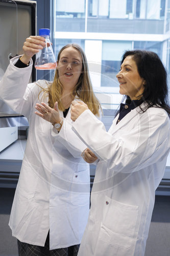 BM Reiche besucht in Muenchen die Tubulis GmbH