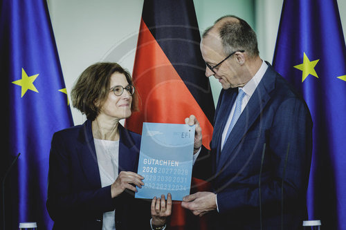 Bundeskanzler Merz bekommt Gutachten der Expertenkommission Forschung und Innovation