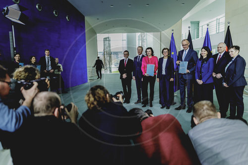 Bundeskanzler Merz bekommt Gutachten der Expertenkommission Forschung und Innovation