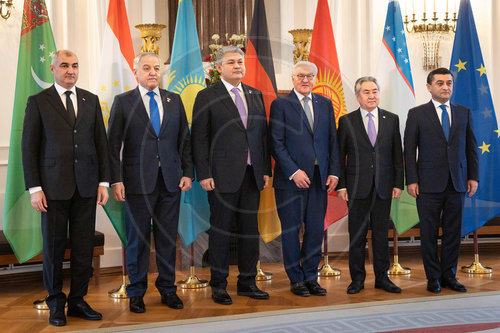 Ahmet Gurbanov, Sirodschiddin Muchriddin, Jermek Koscherbajew, Frank-Walter Steinmeier, Scheenbek Kulubajew und Bachtijor Saidow