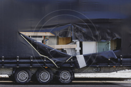 Zerstoerte Lkw-Plane