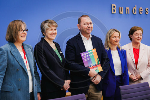 Eva Maria Welskop-Deffaa, Verena Graichen, Frank Werneke, Verena Bentele und Michaela Engelmeier