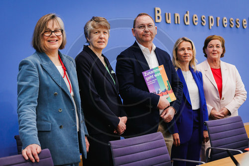 Eva Maria Welskop-Deffaa, Verena Graichen, Frank Werneke, Verena Bentele und Michaela Engelmeier