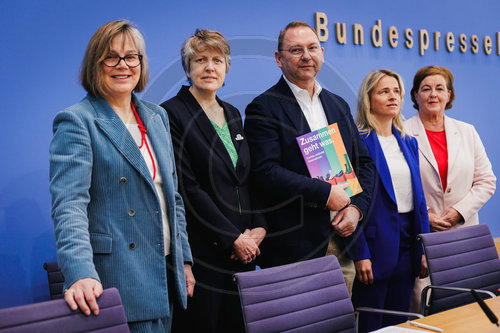 Eva Maria Welskop-Deffaa, Verena Graichen, Frank Werneke, Verena Bentele und Michaela Engelmeier