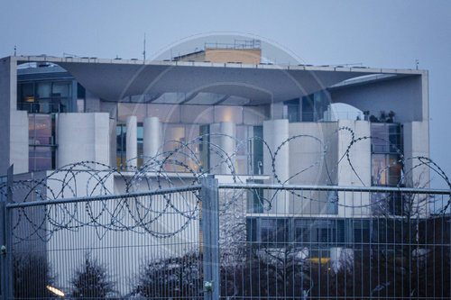 Kanzleramt mit Stacheldraht