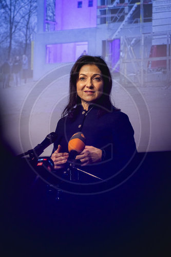 Bundesministerin Reiche eroeffnet Heizkraftwerk in Memmingen