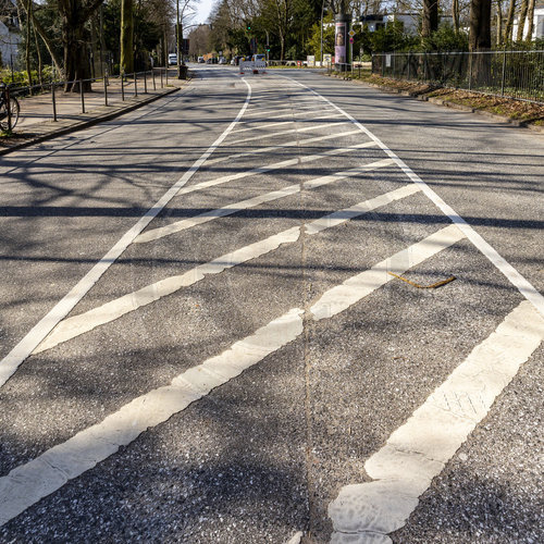 Fahrbahnmarkierung auf einer Strasse