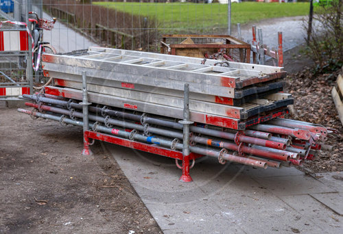 Geruestteile auf einer Baustelle