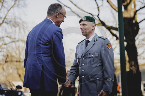 Bundeskanzler Merz verleiht Fahnenband an das Wachbataillon