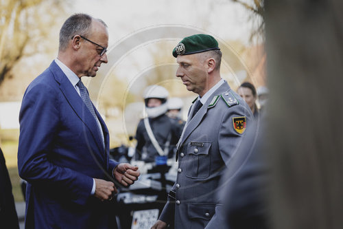 Bundeskanzler Merz verleiht Fahnenband an das Wachbataillon