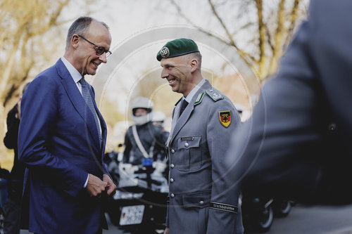 Bundeskanzler Merz verleiht Fahnenband an das Wachbataillon