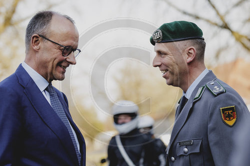 Bundeskanzler Merz verleiht Fahnenband an das Wachbataillon