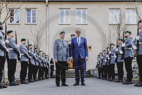 Bundeskanzler Merz verleiht Fahnenband an das Wachbataillon