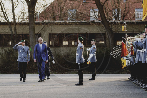 Bundeskanzler Merz verleiht Fahnenband an das Wachbataillon