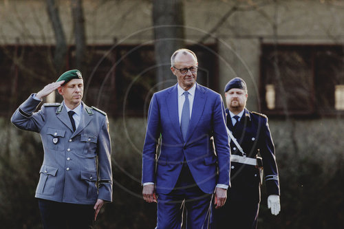 Bundeskanzler Merz verleiht Fahnenband an das Wachbataillon