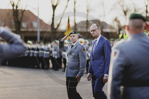 Bundeskanzler Merz verleiht Fahnenband an das Wachbataillon