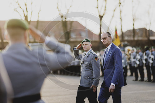 Bundeskanzler Merz verleiht Fahnenband an das Wachbataillon