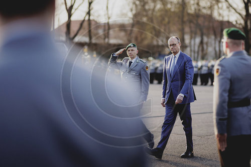 Bundeskanzler Merz verleiht Fahnenband an das Wachbataillon